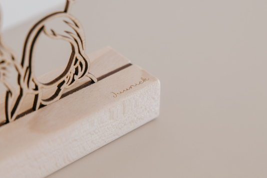 Linienporträt aus Holz auf Ständer · Small