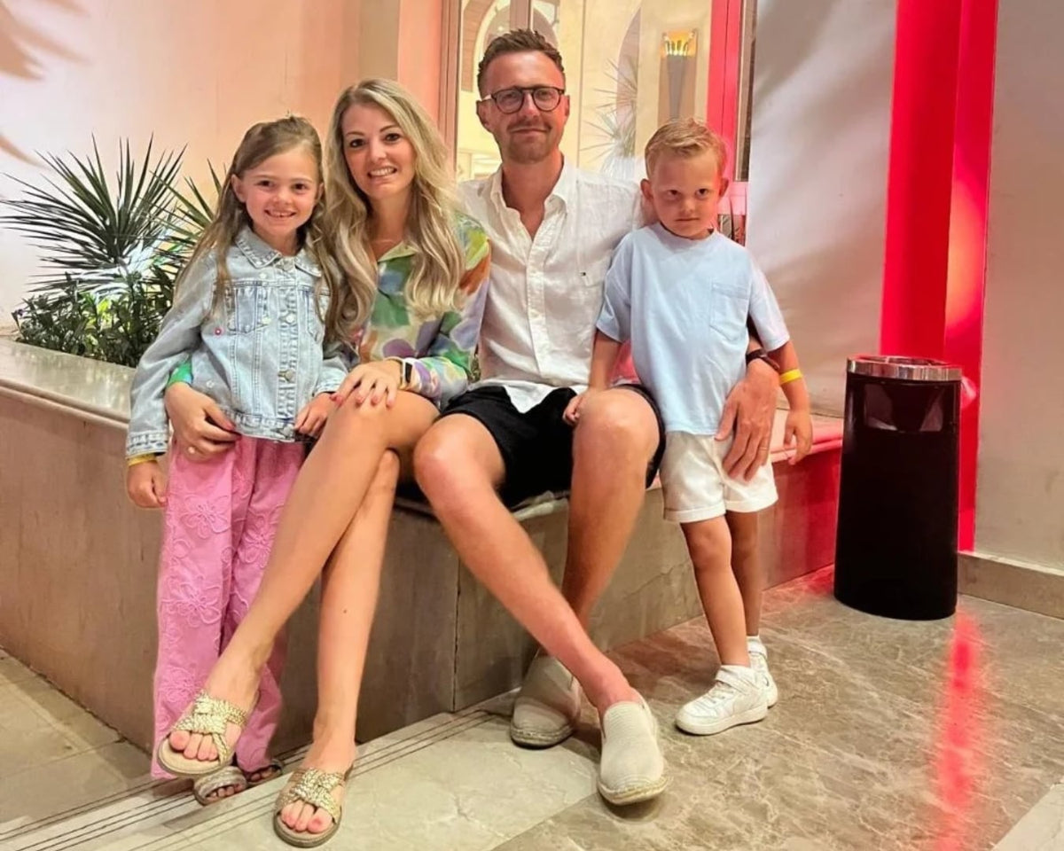 Du lädst dein Foto hoch: ein Urlaubsfoto einer Familie mit zwei Kindern