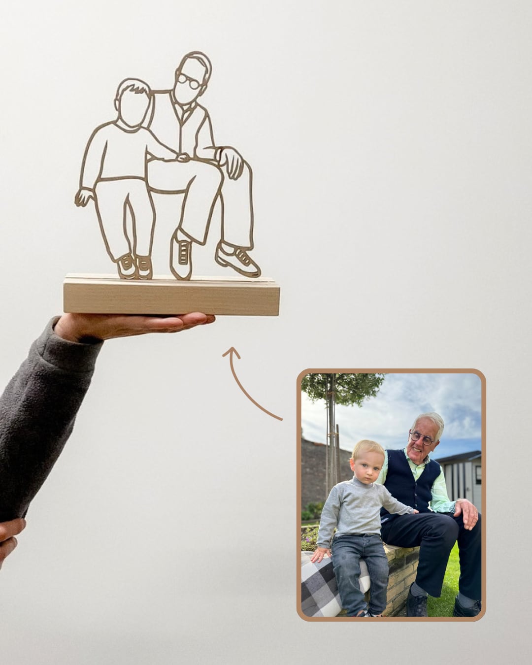 Standmodell aus Holz von Opa mit seinem Enkel, neben dem Originalfoto