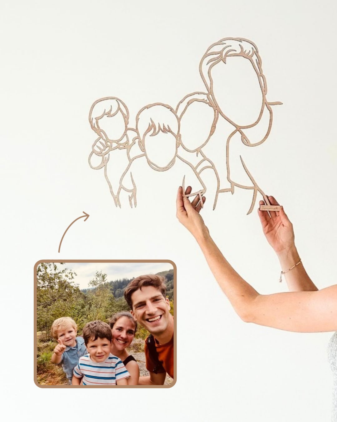 Linienporträt aus Holz einer Familie bei einem Spaziergang, aus einem Selfie gemacht