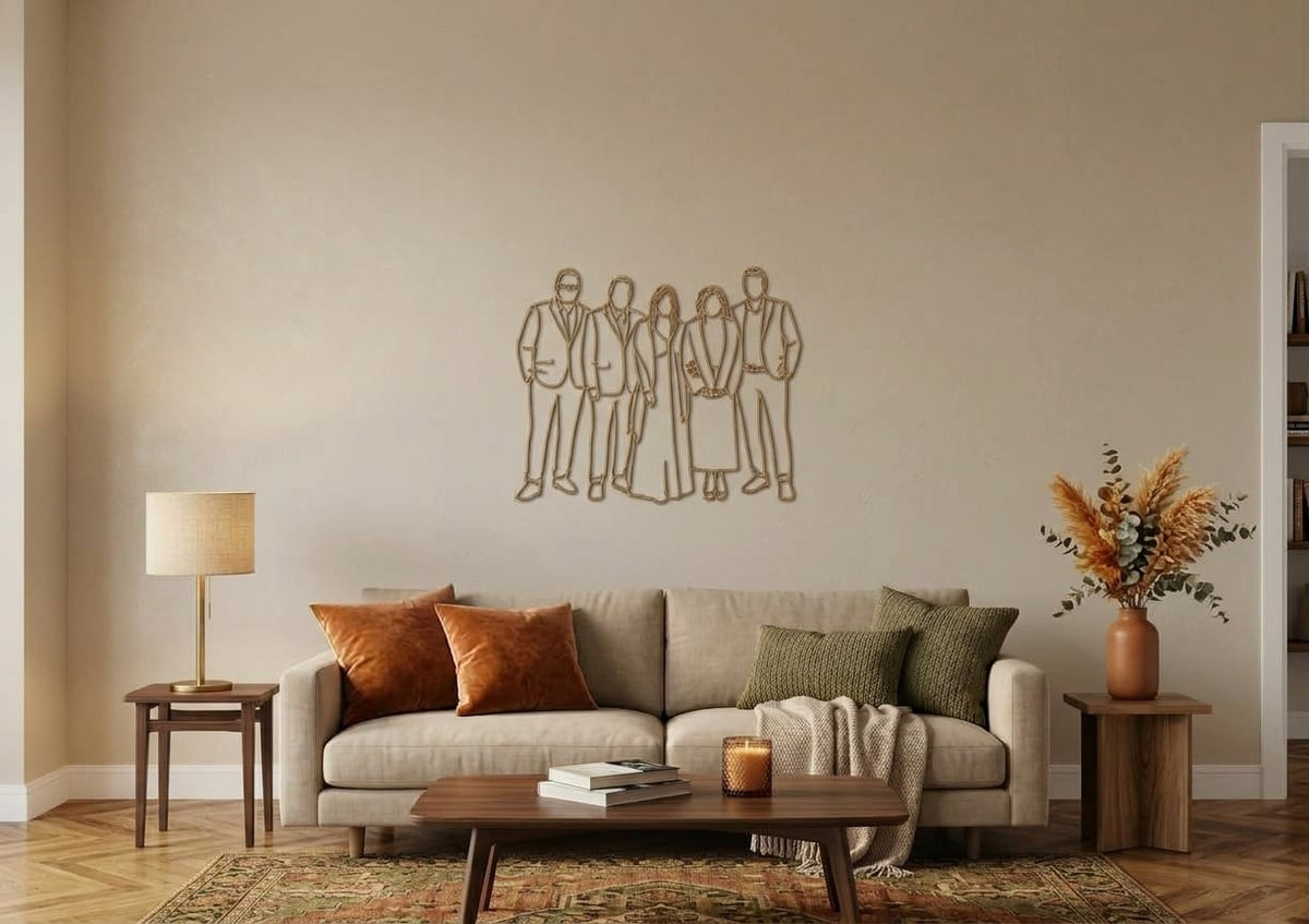 Das Linienporträt aus Holz der Familie über dem Sofa