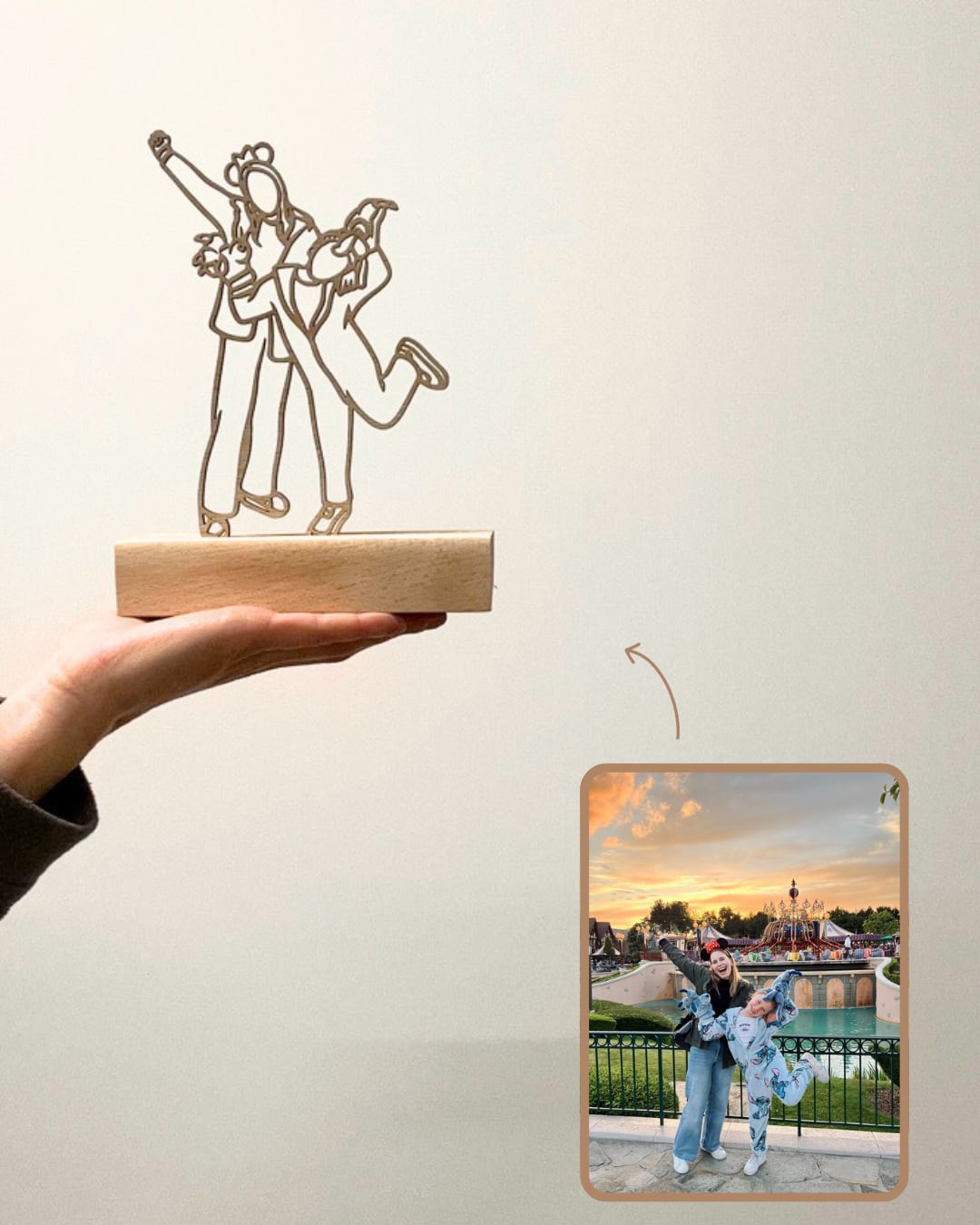 Linienporträt aus Holz auf Ständer von zwei Freundinnen in einem Freizeitpark, neben dem Originalfoto