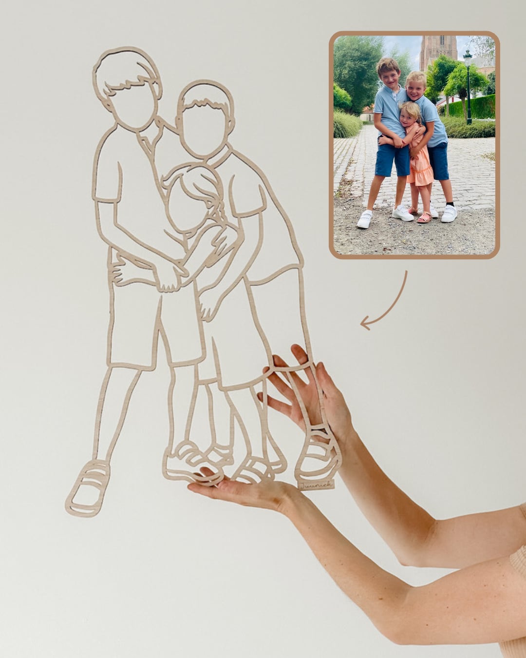 Linienporträt aus Holz von zwei Brüdern und ihrer kleinen Schwester, neben dem Originalfoto