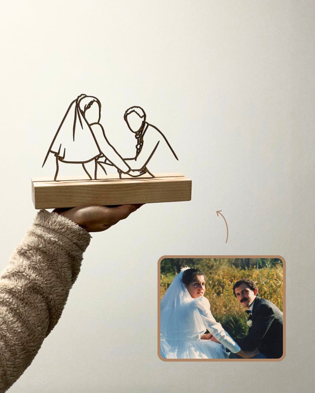 Linienporträt aus Holz auf Ständer eines alten Hochzeitsfotos, neben dem Originalfoto