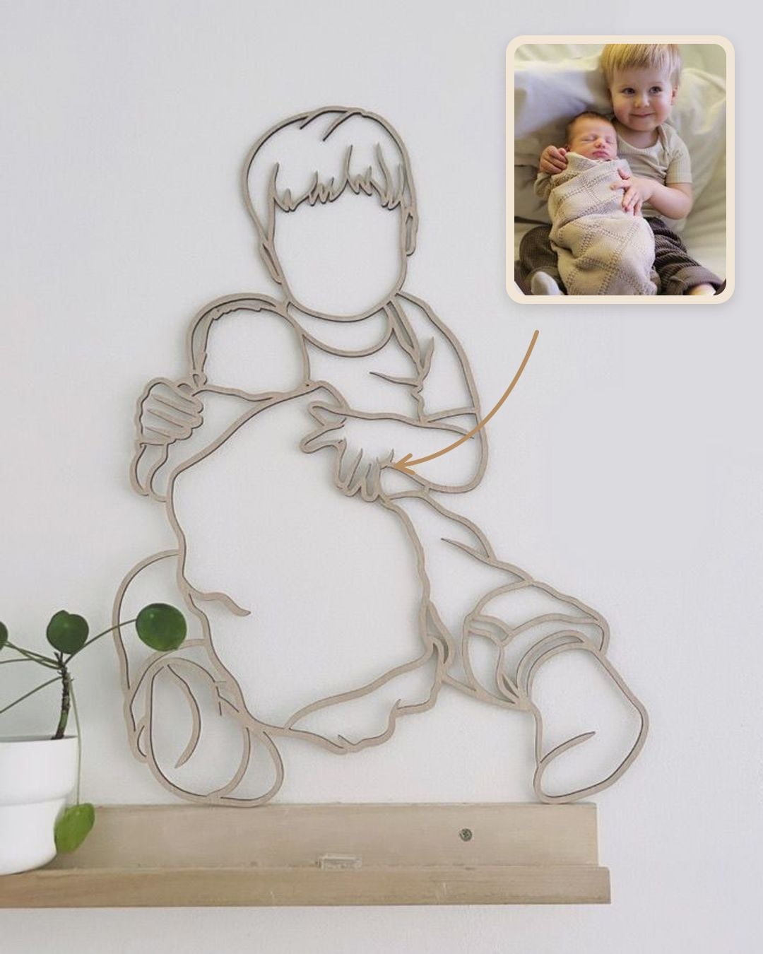 Linienporträt aus Holz eines großen Bruders mit seinem neugeborenen Brüderchen, neben dem Originalfoto