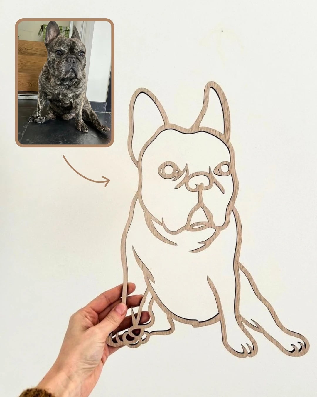 Linienporträt aus Holz einer Französischen Bulldogge, neben dem Originalfoto