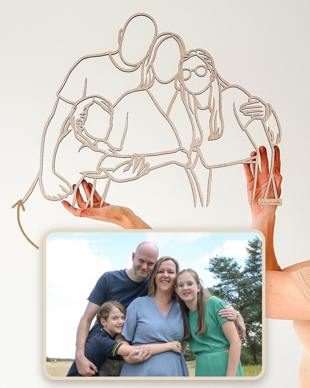 Linienporträt aus Holz einer Familie, neben dem originalen Sommerfoto