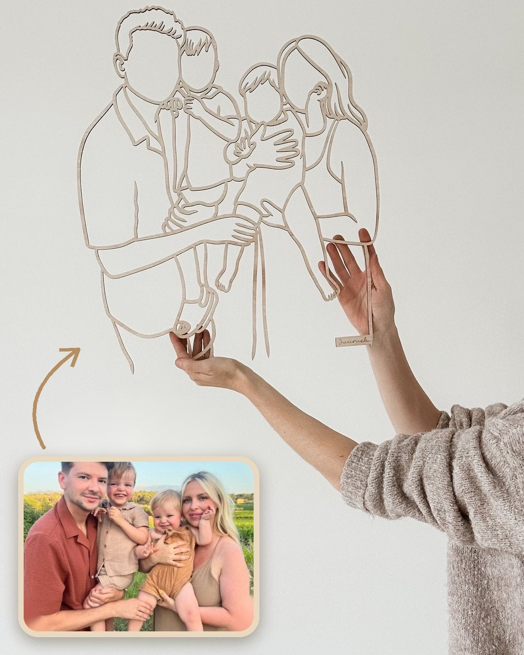 Linienporträt aus Holz einer jungen Familie, neben dem originalen Urlaubsfoto
