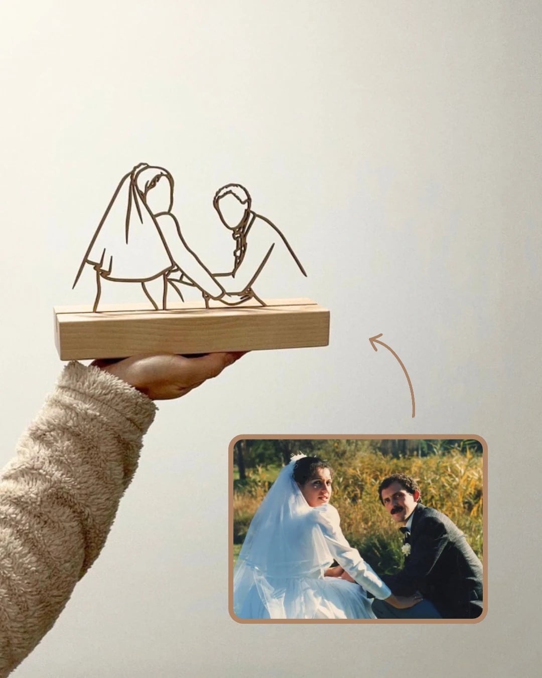 Standmodell aus Holz auf Ständer von einem alten Hochzeitsfoto, neben dem Originalfoto