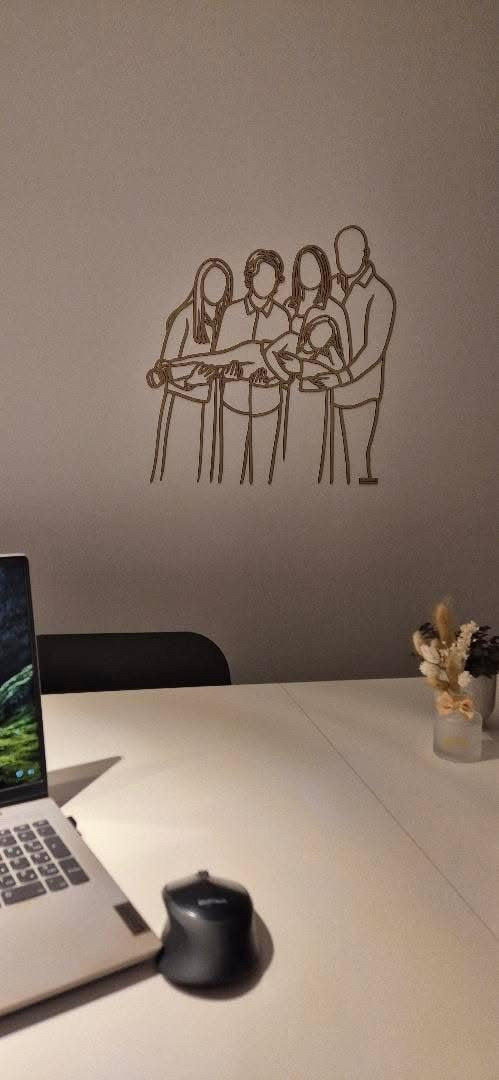 Linienporträt aus Holz einer großen Familie über dem Schreibtisch