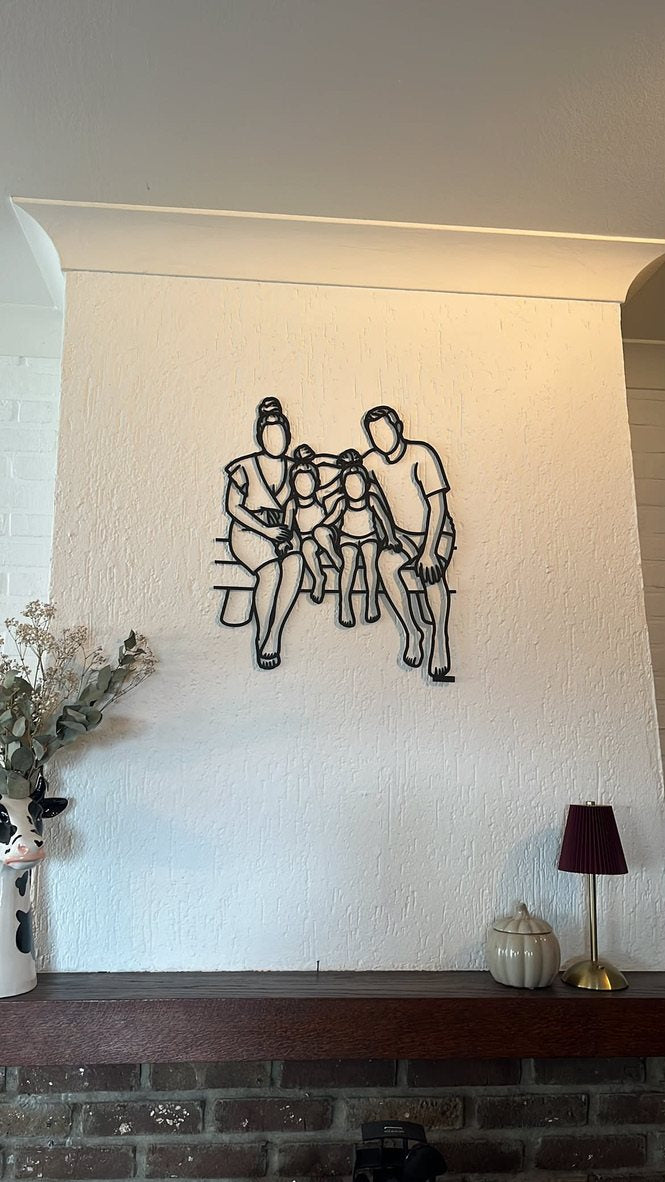 Mattschwarzes Linienporträt einer Familie über dem Kamin