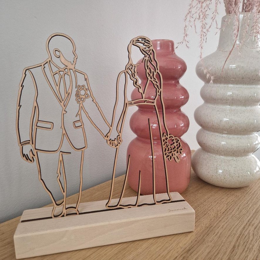 Hochzeitsporträt aus Holz auf Ständer auf einem Sideboard