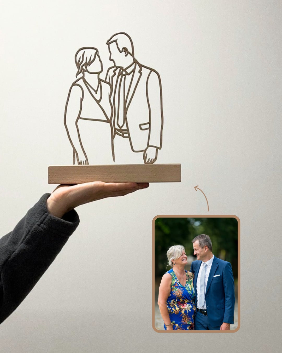 Houten lijnportret van een koppel op een houten staander, naast hun trouwfoto