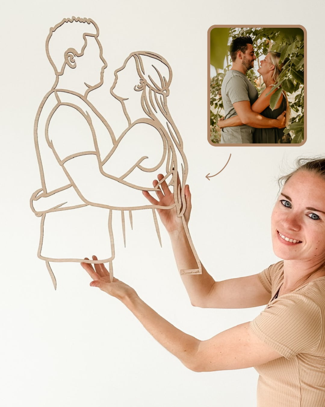 Houten lijnportret van een koppel, naast de originele foto