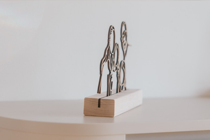 Linienporträt aus Holz auf Ständer · Small