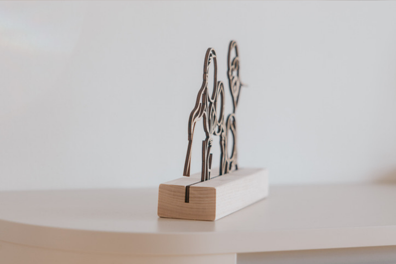 Auf Ständer · Small — Linienporträt aus Holz, Foto 3