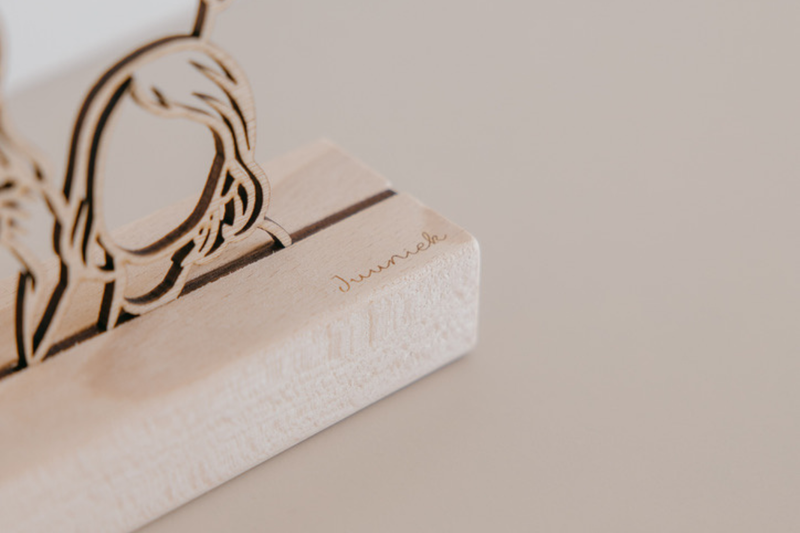 Auf Ständer · Small — Linienporträt aus Holz, Foto 2