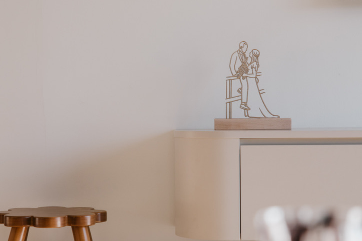 Linienporträt aus Holz auf Ständer · Small