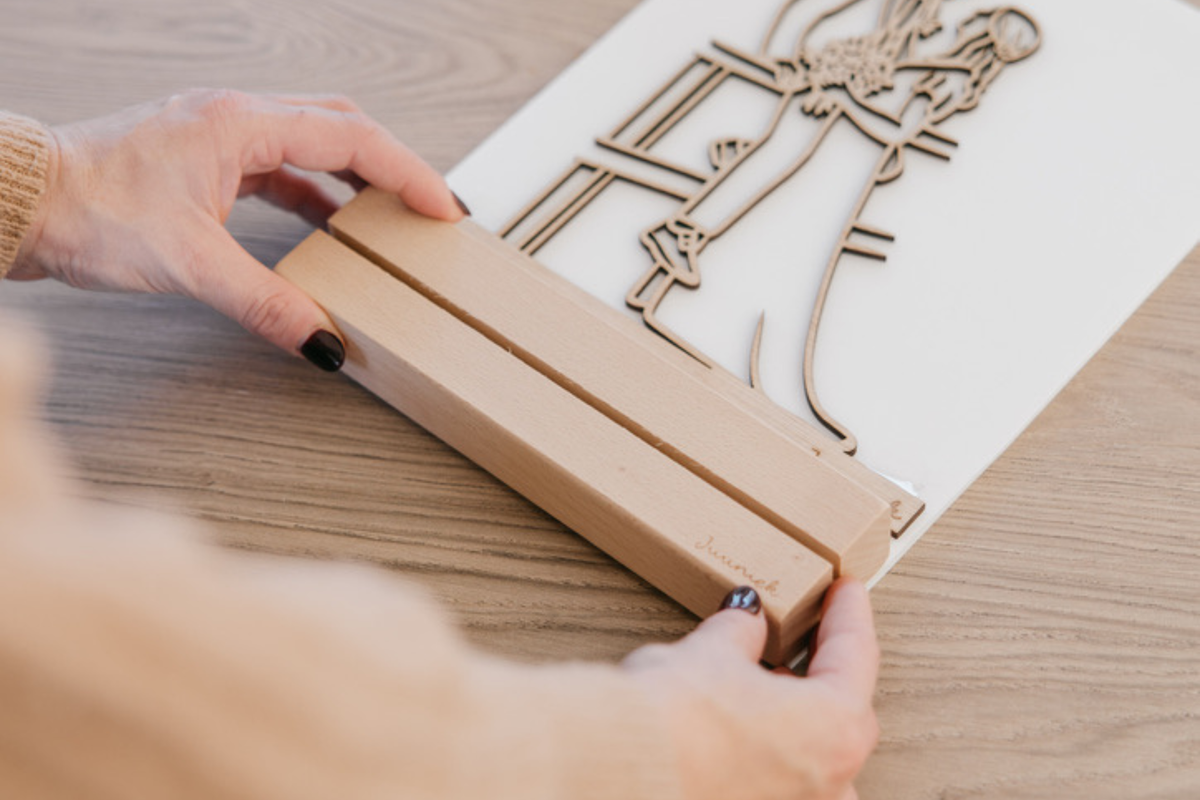 Linienporträt aus Holz auf Ständer · Small