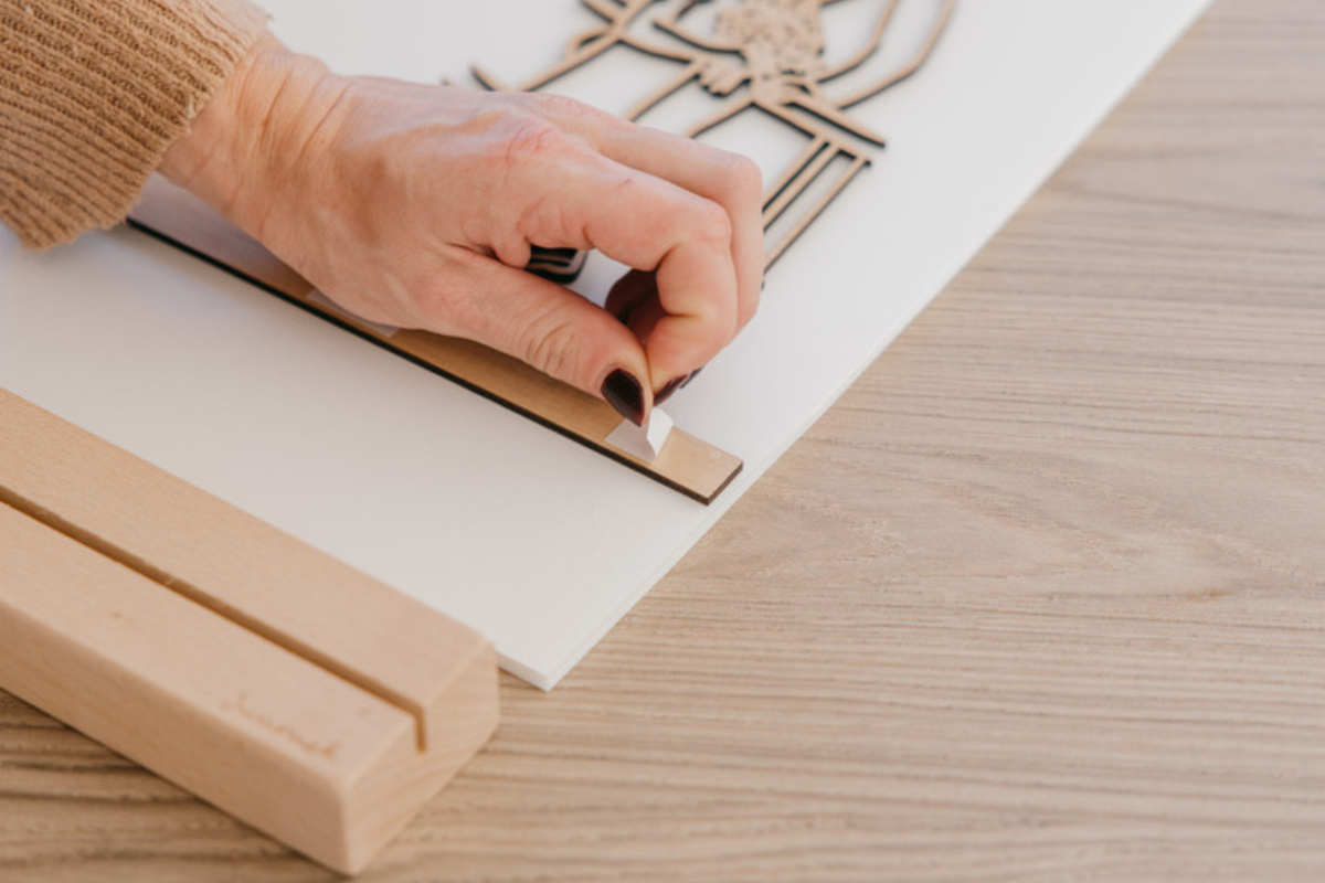 Linienporträt aus Holz auf Ständer · Small