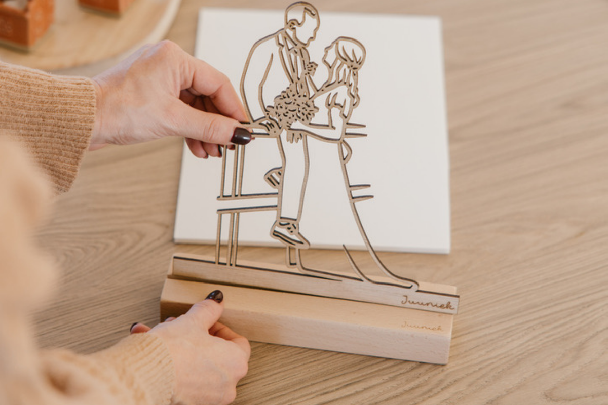 Linienporträt aus Holz auf Ständer · Small