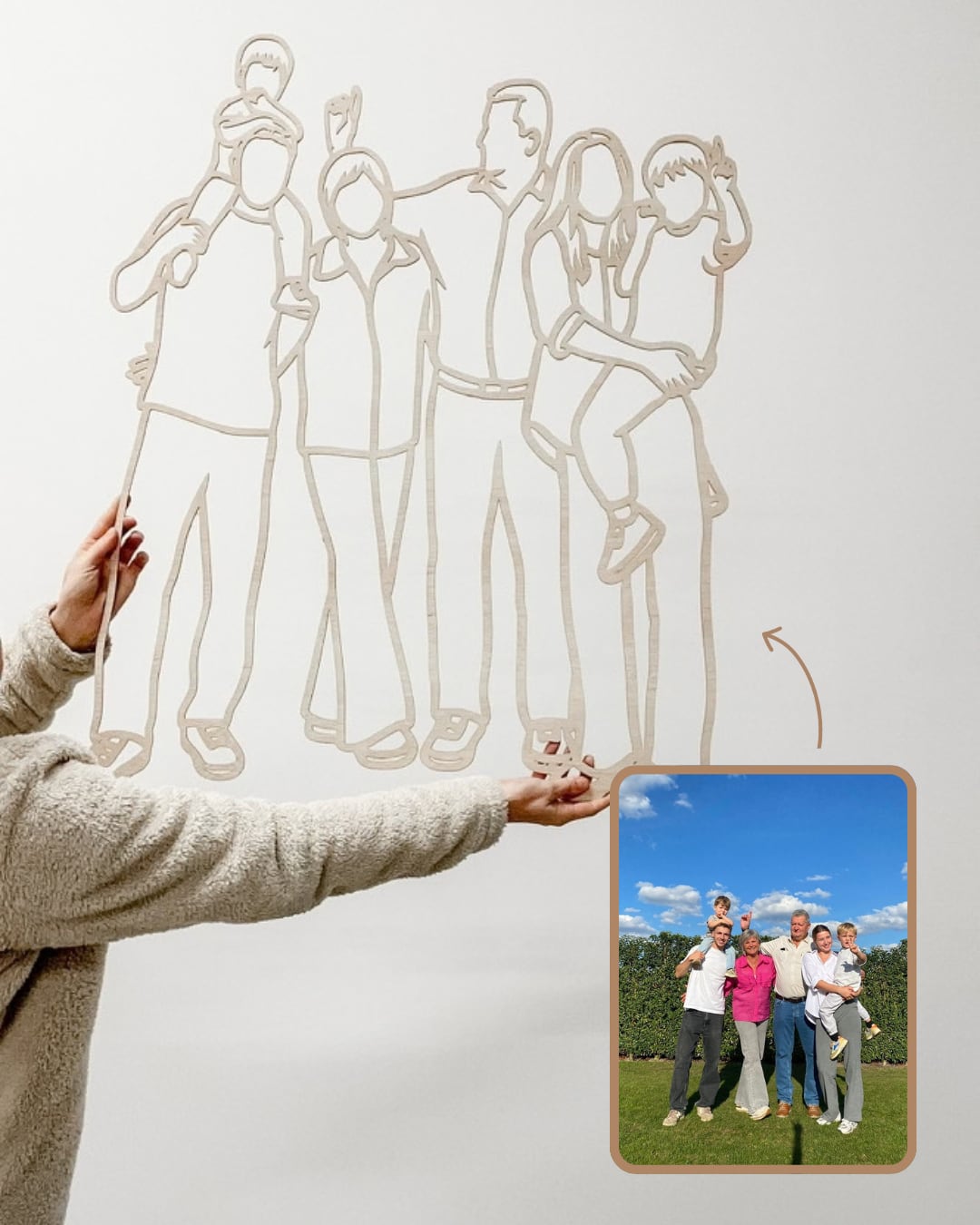 Linienporträt aus Holz einer großen Familie mit drei Generationen, neben dem Originalfoto