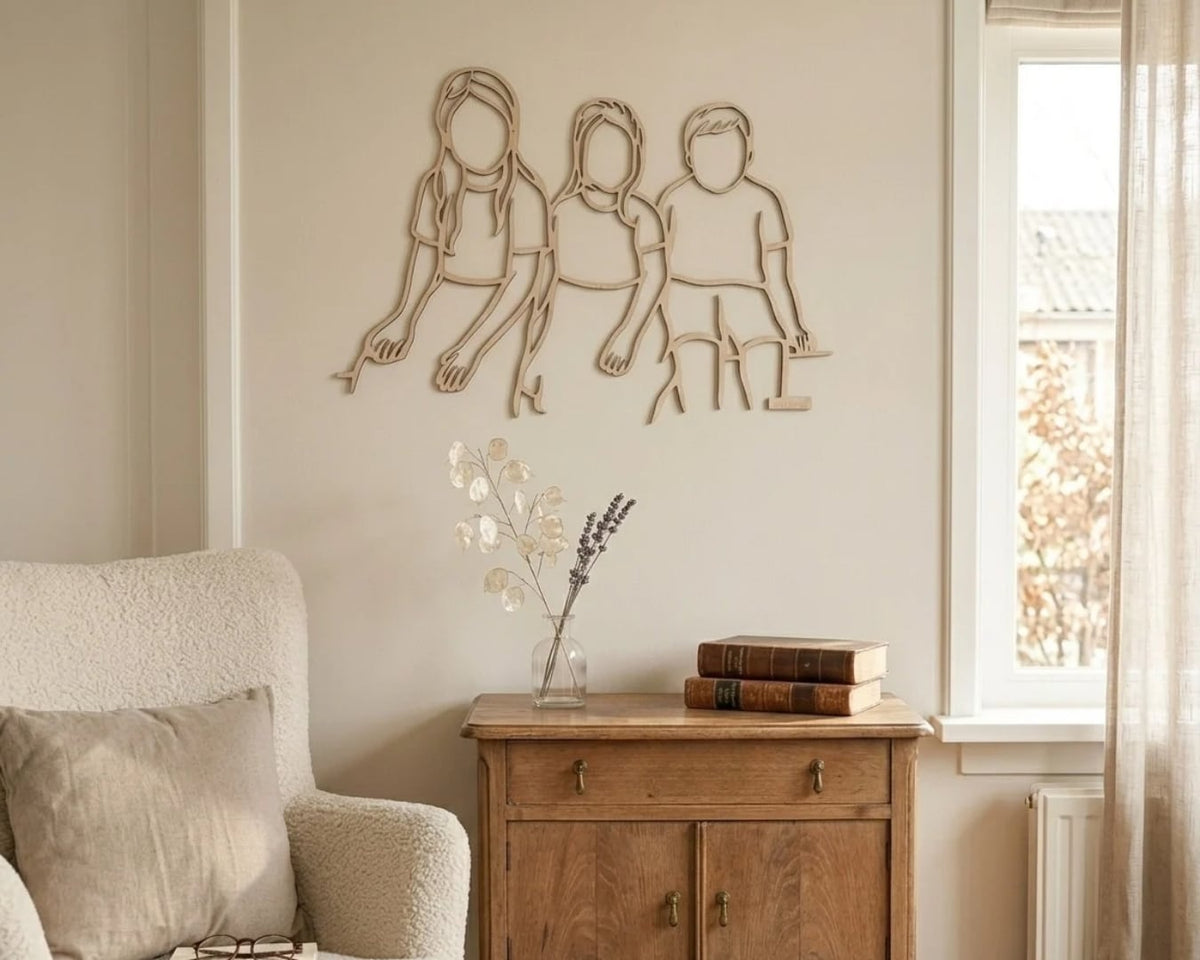 Linienporträt aus Holz von drei Enkelkindern über einem alten Holzschränkchen