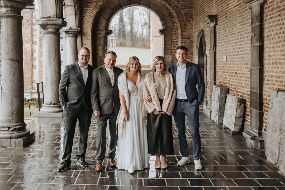 Familienfoto einer Braut mit ihren Eltern und Brüdern