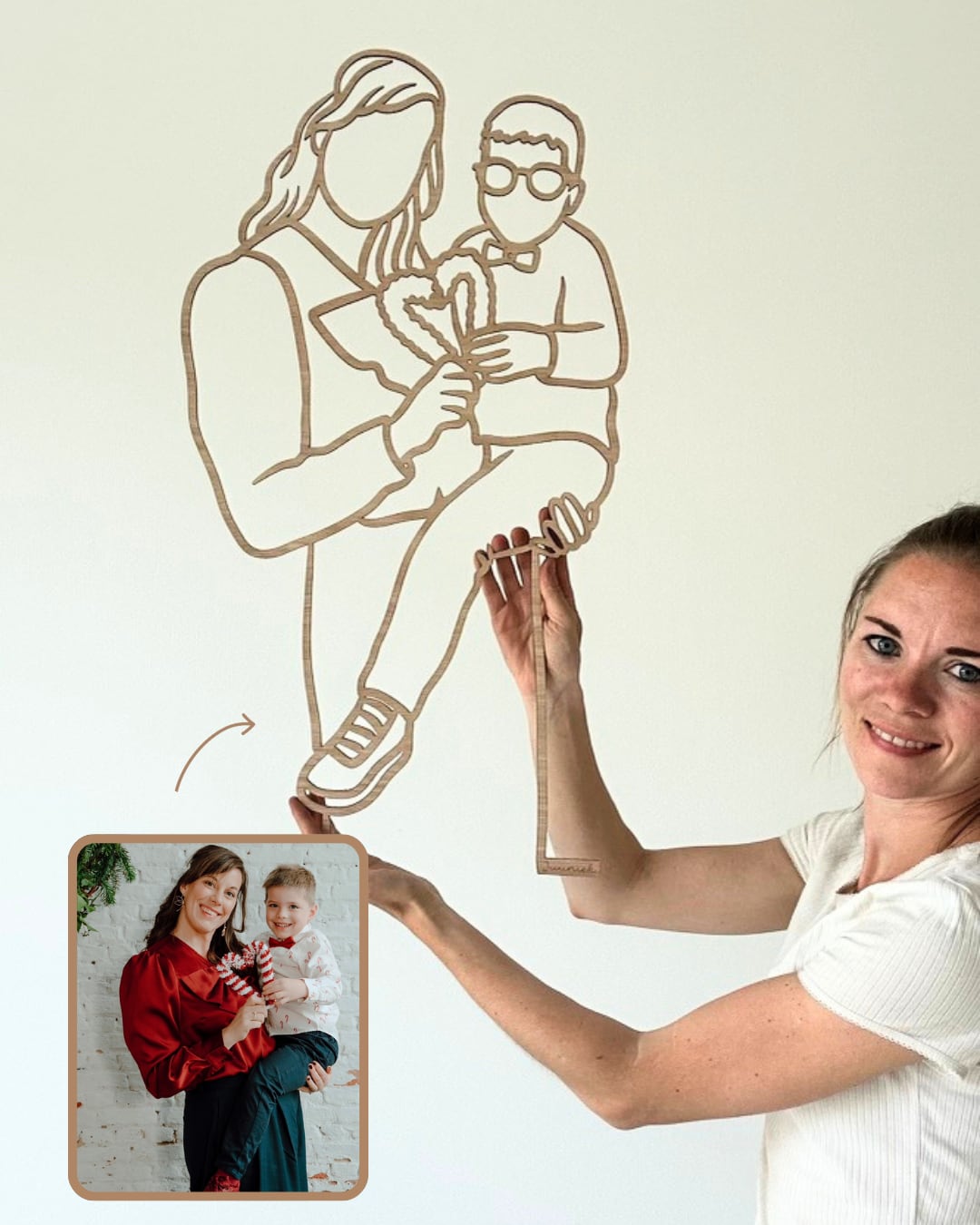 Linienporträt aus Holz einer Mama mit ihrem kleinen Sohn aus einem Weihnachts-Fotoshooting, neben dem Originalfoto