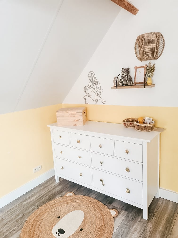 Linienporträt aus Holz von Mama mit ihrem Baby, über der Kommode im Kinderzimmer