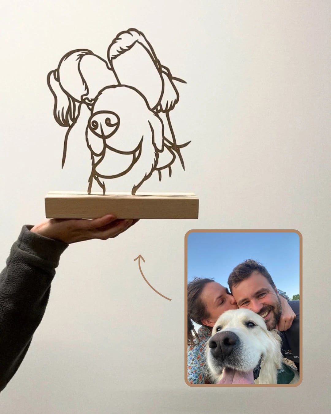Standmodell aus Holz eines Paares mit seinem Golden Retriever, entstanden aus einem Selfie