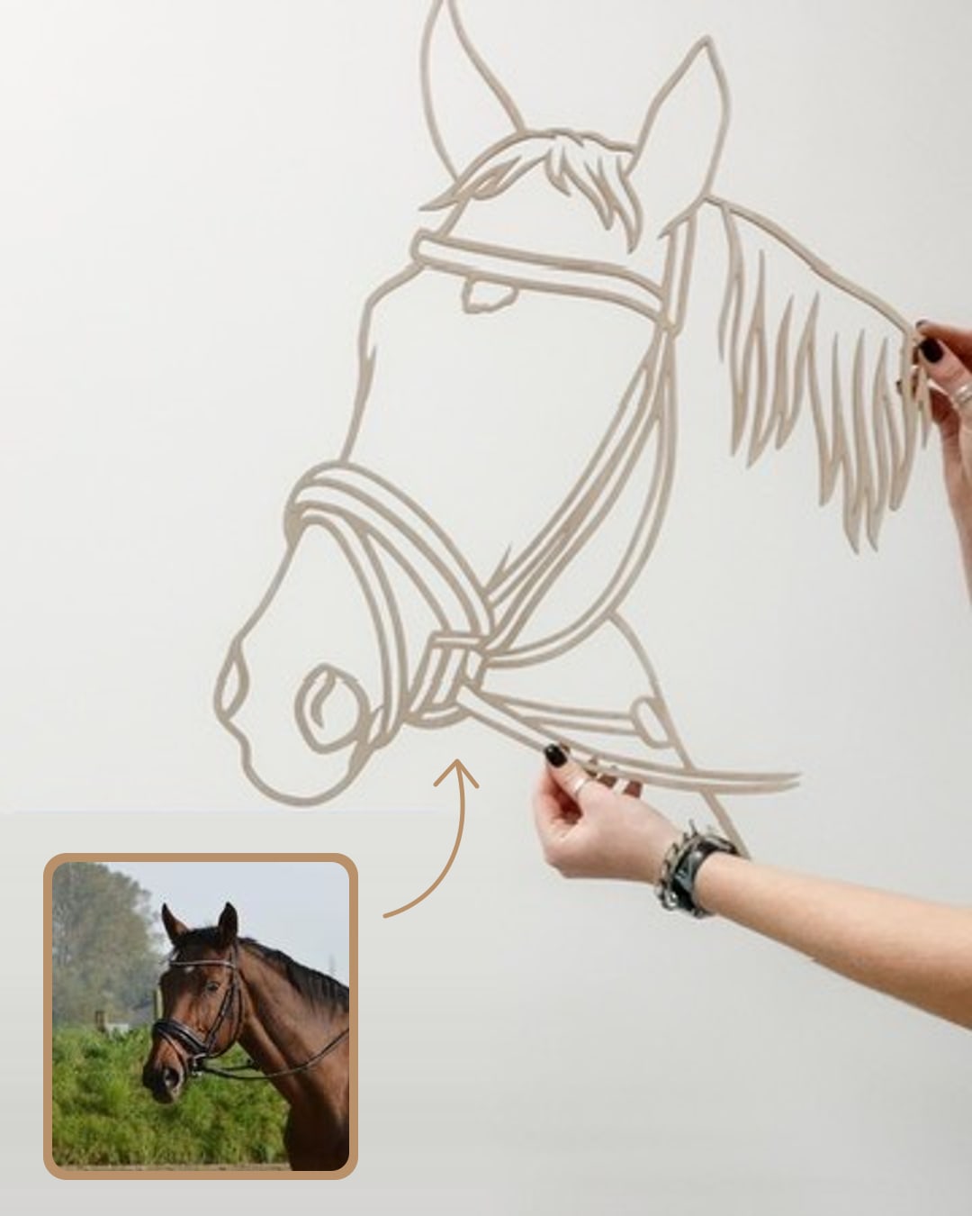 Linienporträt aus Holz eines Pferdekopfes mit Trense, neben dem Originalfoto