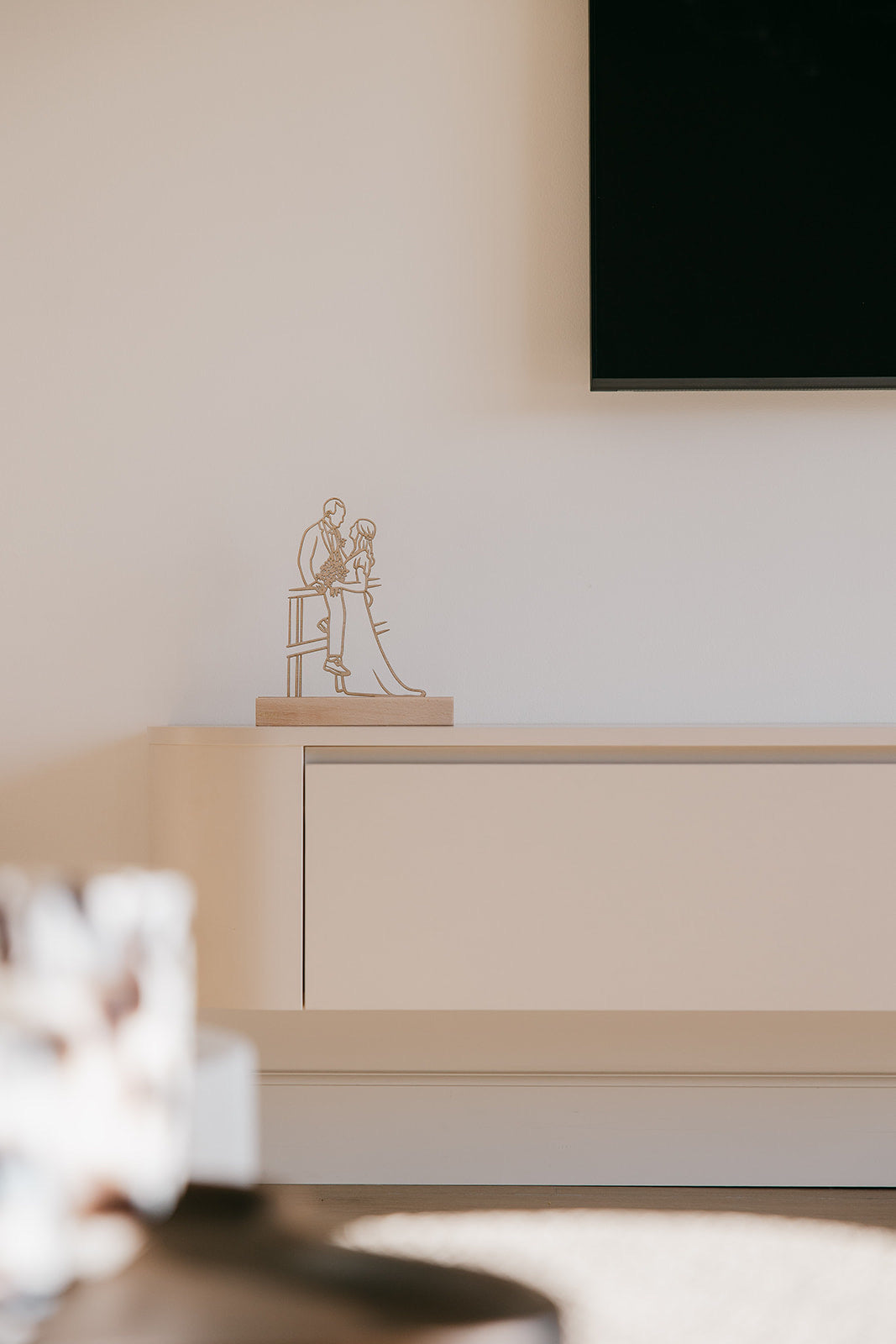 Standmodell aus Holz von einem Brautpaar auf dem TV-Möbel