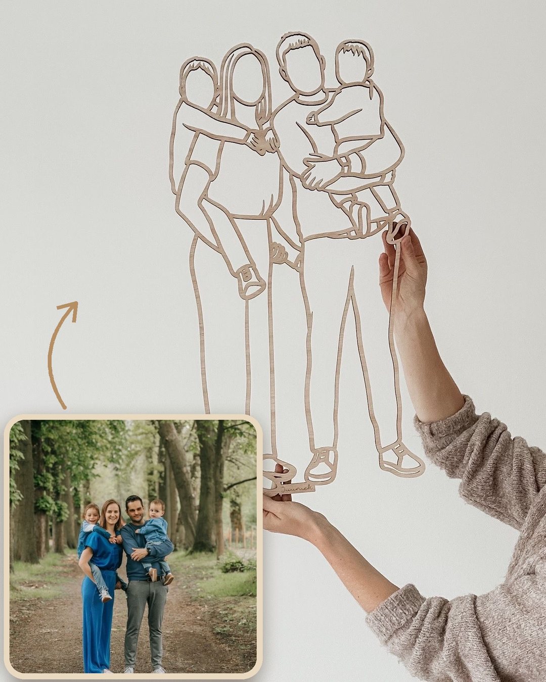 Linienporträt aus Holz einer Familie im Wald, neben dem Originalfoto