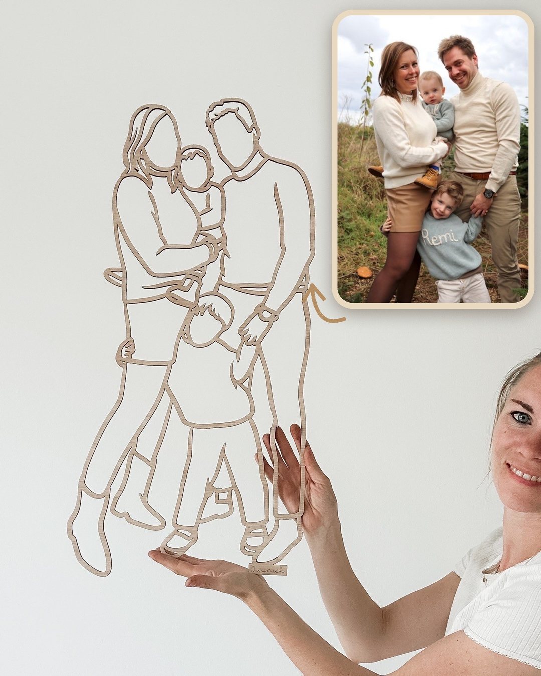 Linienporträt aus Holz von einer Familie mit zwei Kindern, gemacht aus einem Foto von ihrem Familien-Fotoshooting