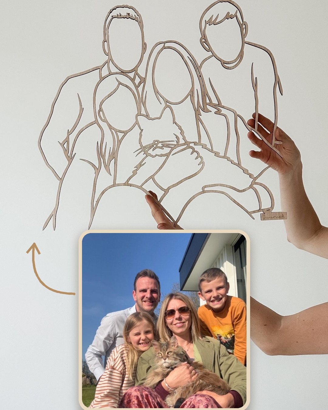 Linienporträt aus Holz von einer Familie mit ihrer Katze, neben dem Originalfoto