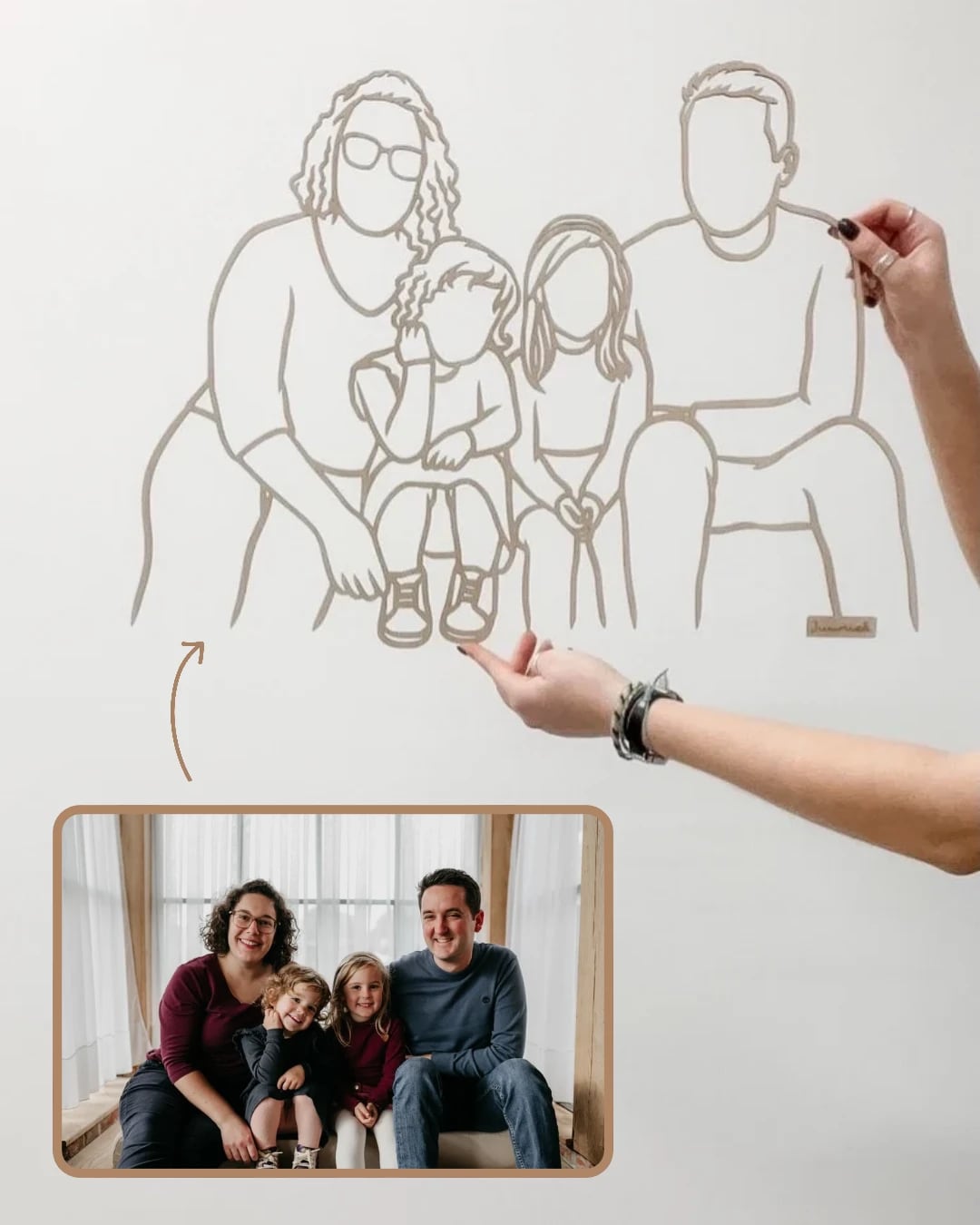 Linienporträt aus Holz von einer Familie mit zwei Kindern auf dem Sofa, neben dem Originalfoto von ihrem Familien-Fotoshooting