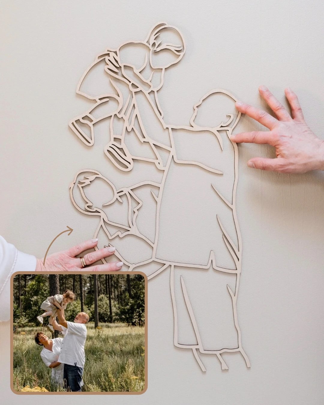 Linienporträt aus Holz von Oma und Opa, die ihr Enkelkind in die Luft heben, neben dem Originalfoto