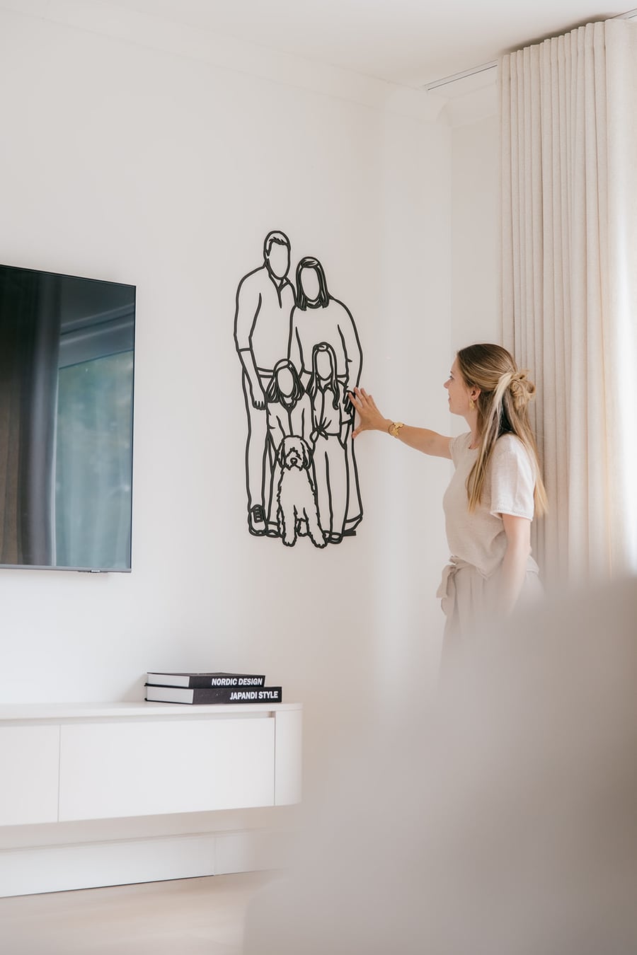 Familienporträt aus Holz an der Wand