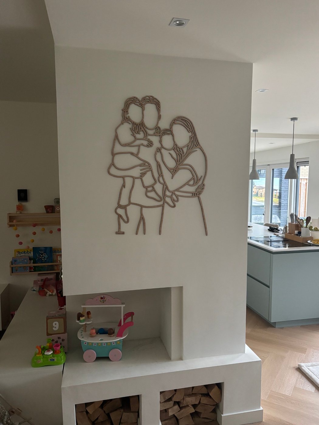 Linienporträt aus Holz einer Familie über dem Kamin