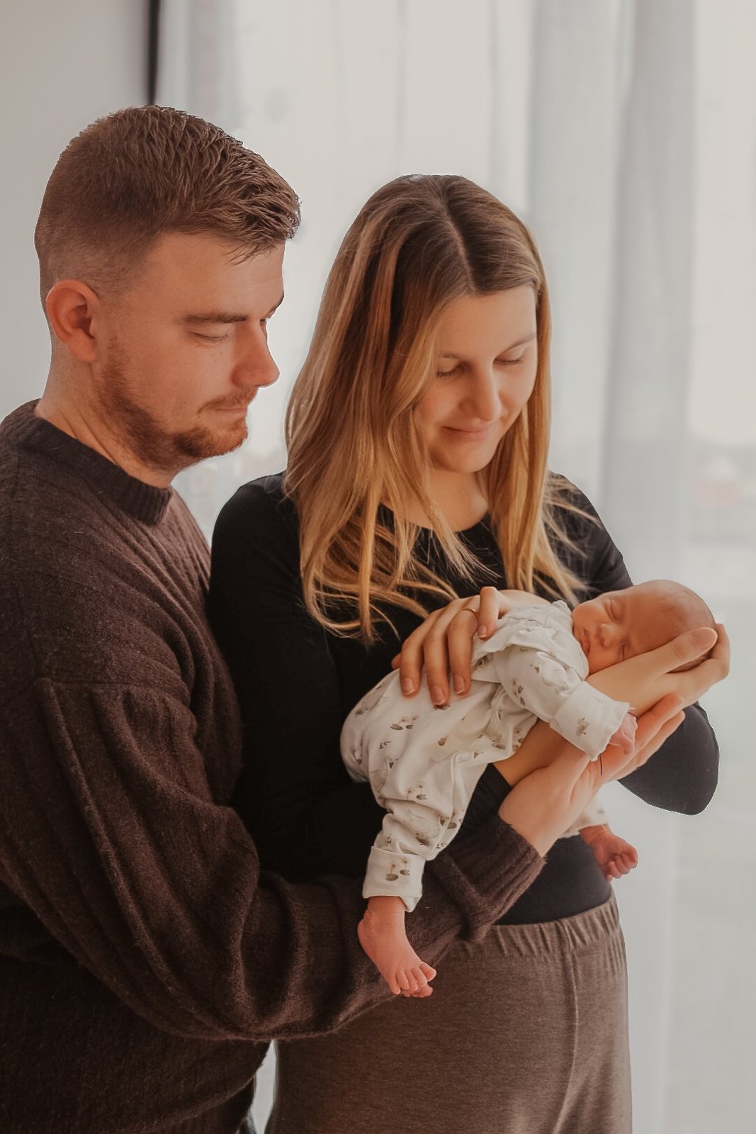 Das Originalfoto einer jungen Familie mit ihrem Baby