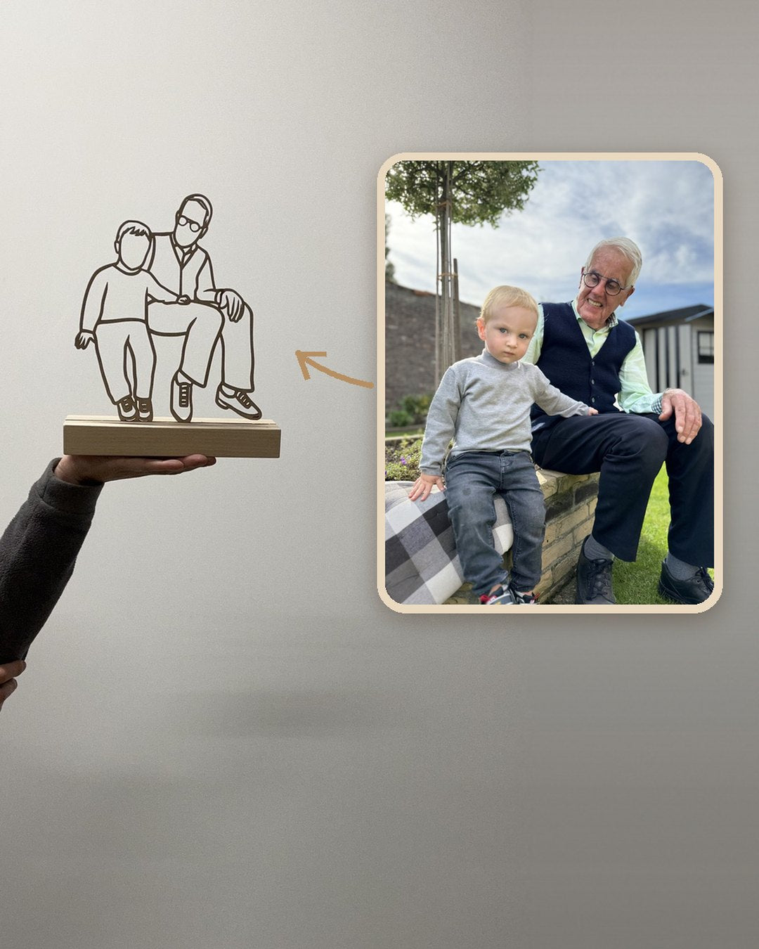 Linienporträt aus Holz auf Holzständer von einem Opa mit seinem Enkelkind, neben dem Originalfoto