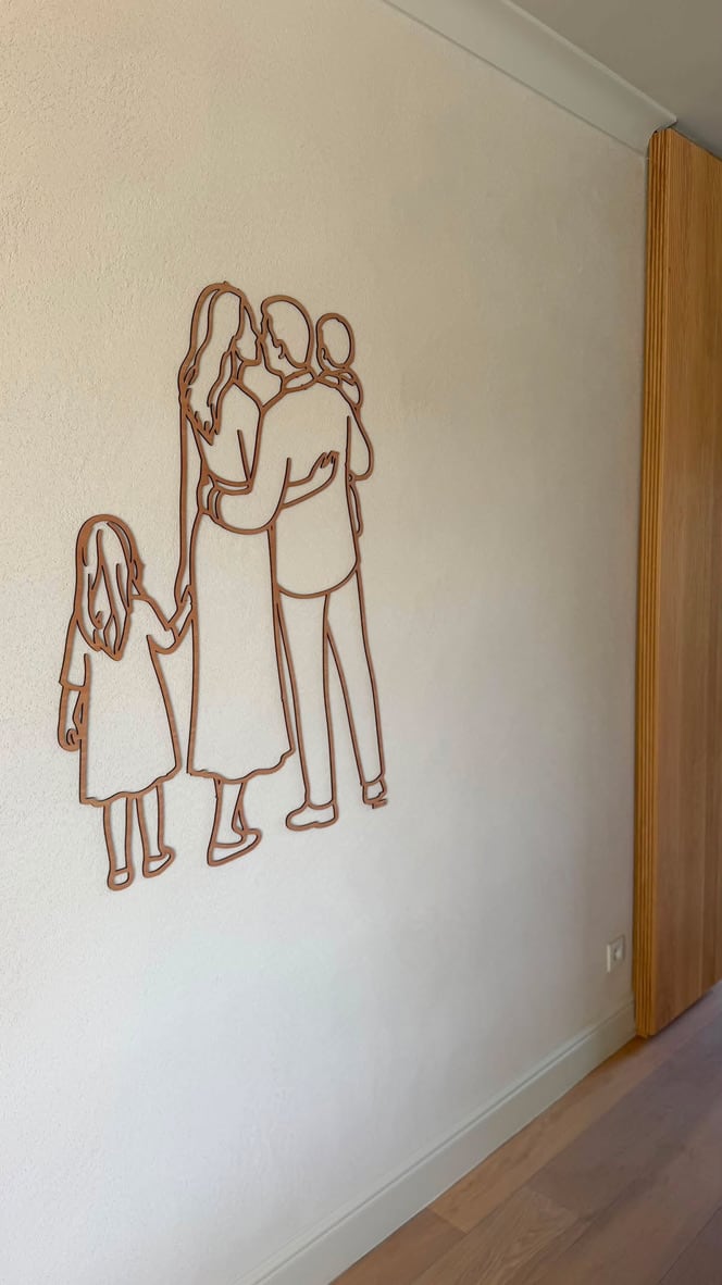 Houten lijnportret van een gezin in de gang