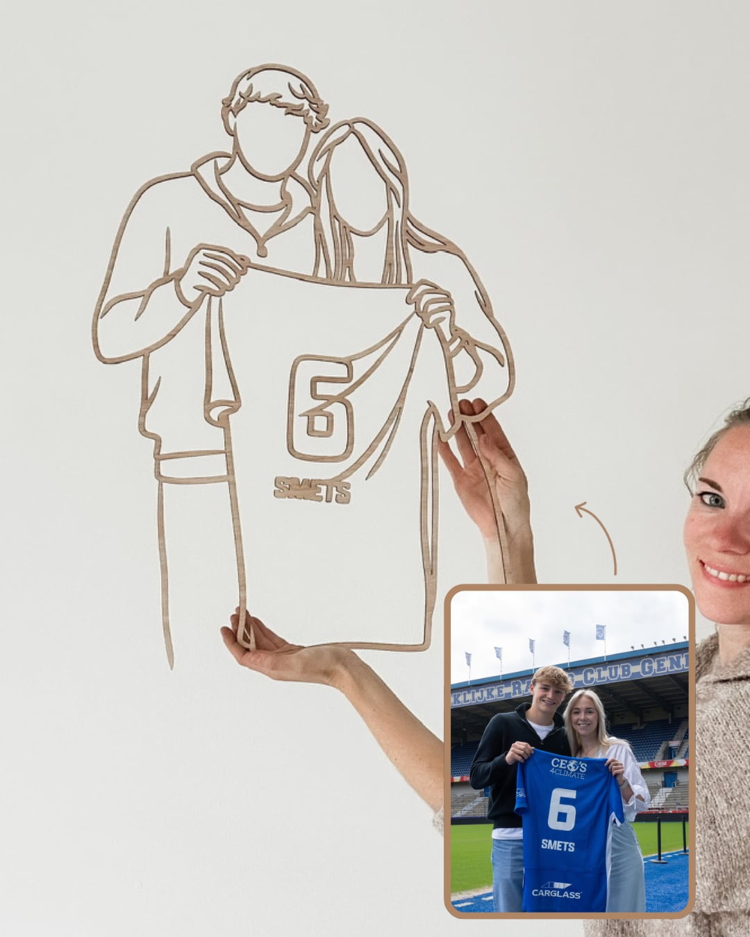 Houten lijnportret van een koppel met een voetbalshirt, naast de originele foto
