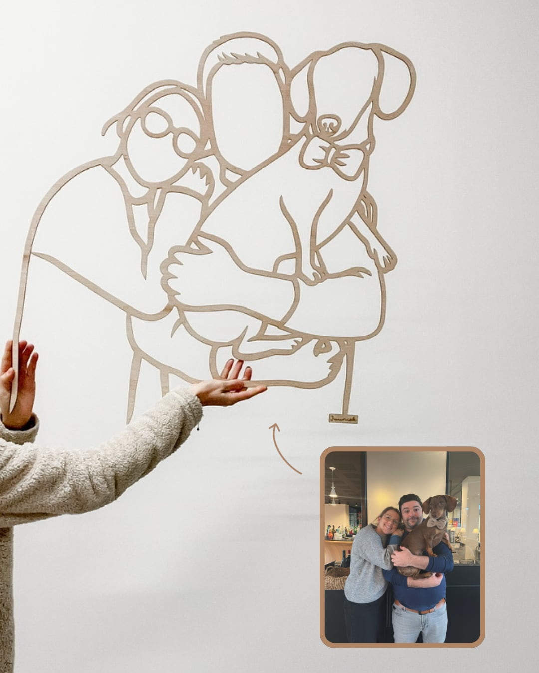 Houten lijnportret van een koppel dicht tegen elkaar, naast de originele foto