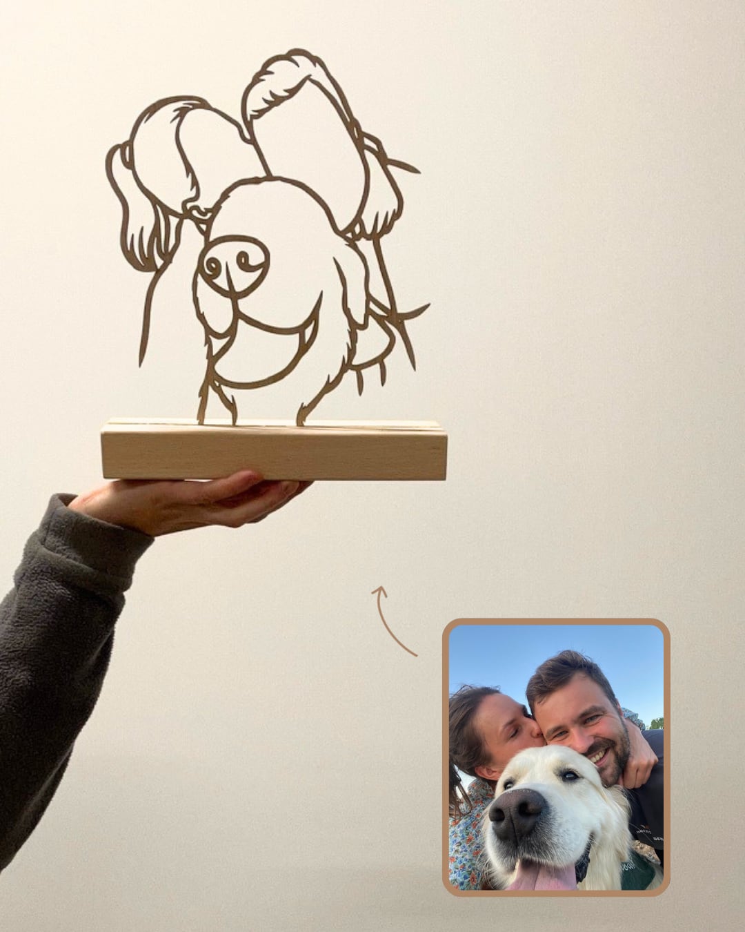 Houten lijnportret van een koppel met hun hond op een houten staander, naast de originele foto